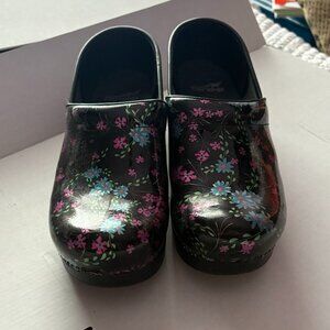 Dansko Professional Black Patent Leather Clogs – Micro Floral Print – Women’s Si